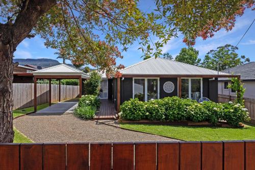 Queenberry Cottage Jacuzzi Village Location & 10 Mins To Beach — 4-Star Luxury Hotel in Berry, Australia