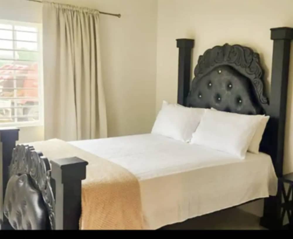 House Sleeps 4 & Free Parking — 4-Star Luxury Hotel in Discovery Bay, Jamaica