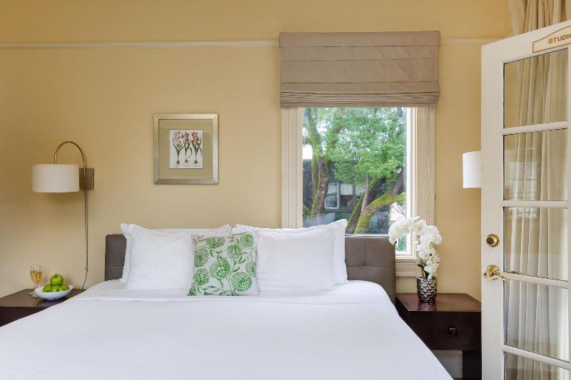 Healdsburg Inn on the Plaza A Four Sisters Inn - carbon neutral hotel in Healdsburg
