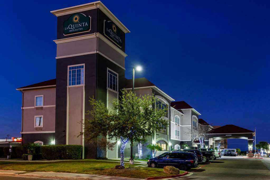 La Quinta Inn & Suites by Wyndham Laredo Airport - featured photo