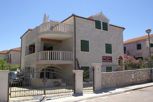 Apartments by the sea Supetar Brac 4274 — 5-Star Luxury Hotel in Supetar, Croatia