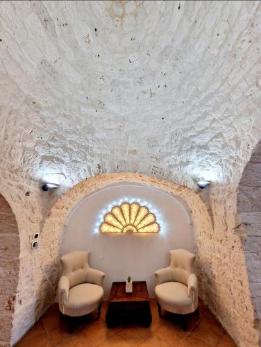 Villa Elisa trulliandmore pool and tennis court — 4-Star Luxury Hotel in Martina Franca, Italy