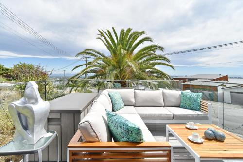 Mount Pleasant Ocean Views 3 bedroom with bathtub — 4-Star Luxury Hotel in Christchurch, New Zealand