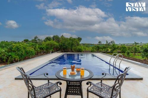 StayVista at Terracotta Skies with Courtyard & Pool in Nashik, India
