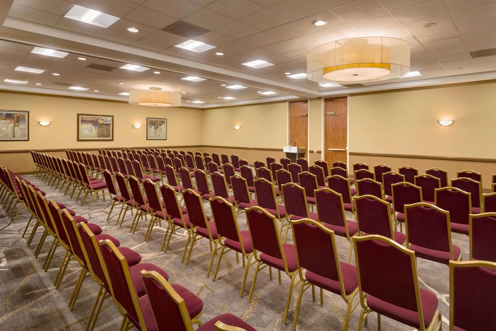 Embassy Suites by Hilton Baltimore at BWI Airport - photo 39