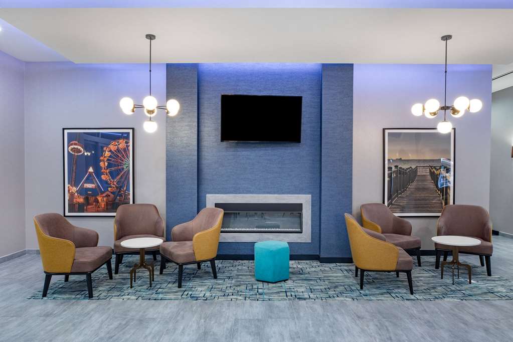 La Quinta Inn & Suites by Wyndham Galveston North at I 45 - photo 7