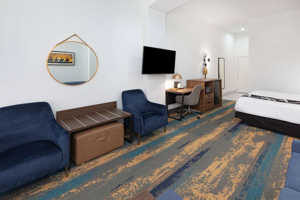 La Quinta Inn & Suites by Wyndham Pharr RGV Medical Center - photo 19