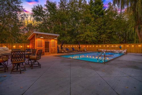 Thorndale Modern Smart Home on 20 Pastoral Acres with a Private Heated Pool & Hot Tub — 4-Star Luxury Hotel in Fennville, United States