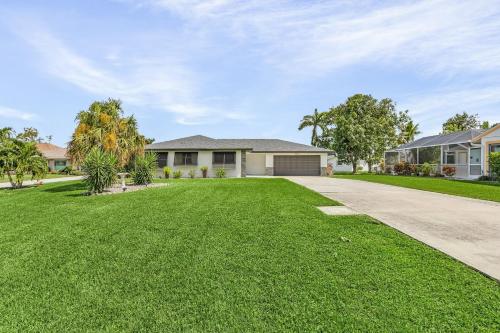 Soak up the Sun Saltwater pool spacious fenced in backyard home — 4-Star Luxury Hotel in Cape Coral, United States