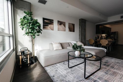 Luxurious Hollywood condo — 4-Star Luxury Hotel in Los Angeles, United States