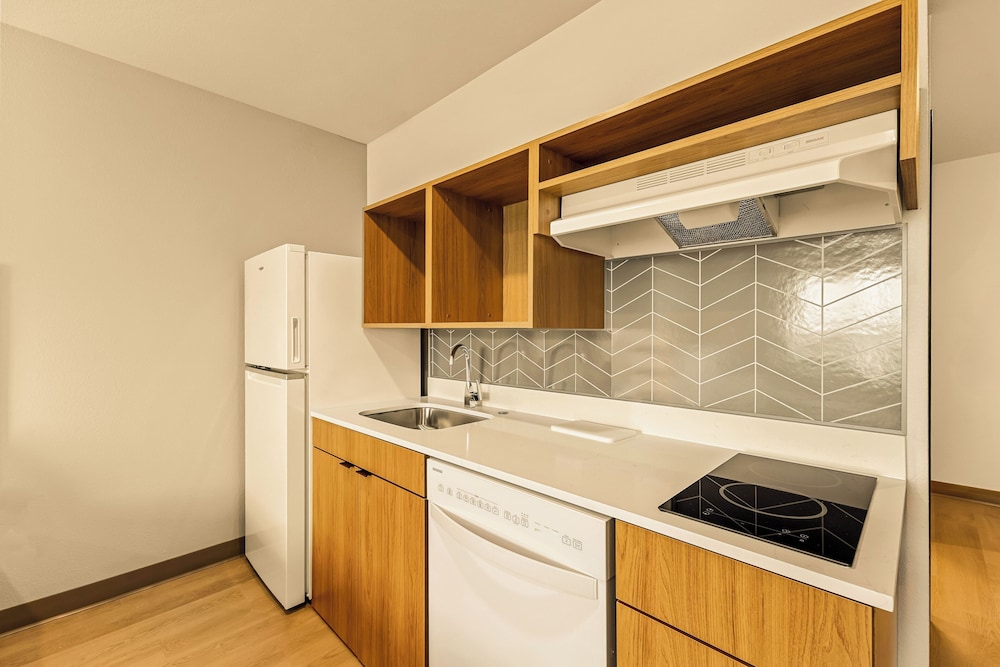 LivAway Suites SLC West Jordan - photo 16