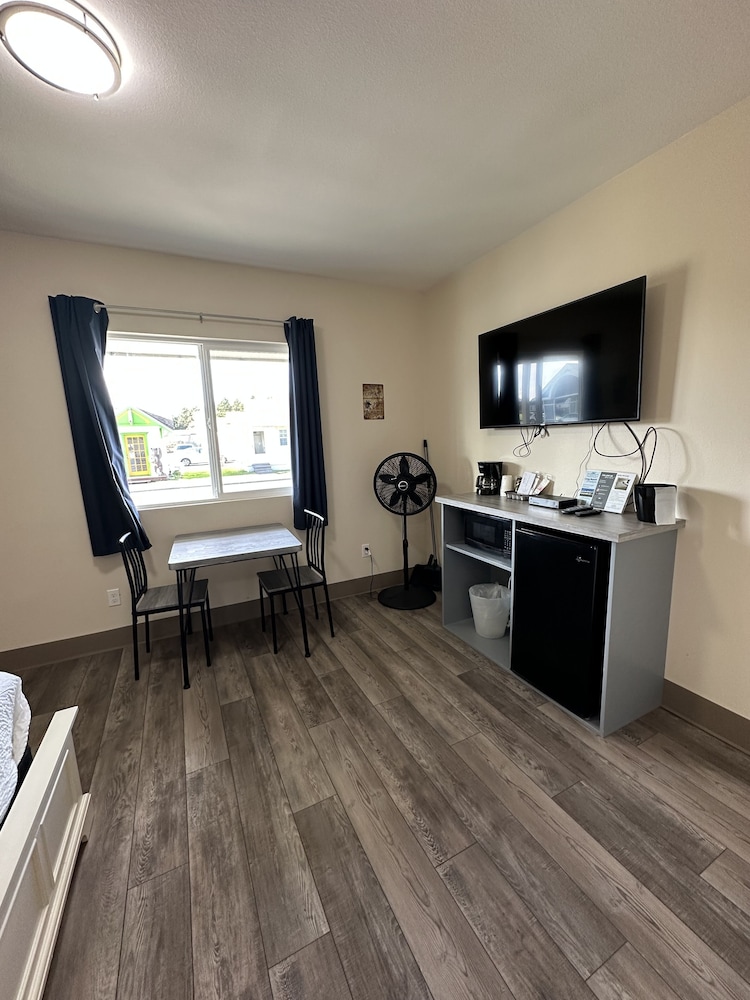 The Coastal Inn and Suites - photo 41