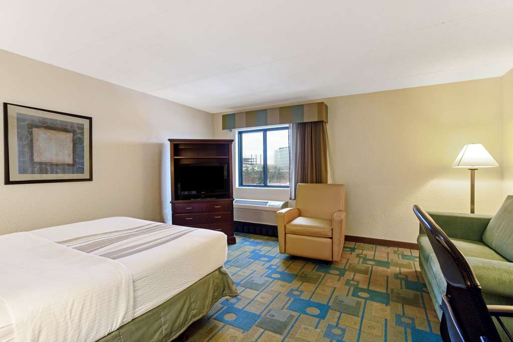 La Quinta Inn & Suites by Wyndham Boston Somerville - photo 19