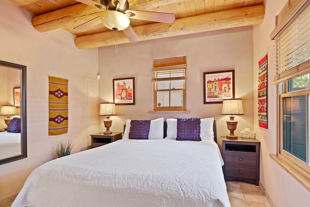 Kiva Stunning & Lovely With Kiva Fireplace Walk to the Plaza and the Railyard - photo 8