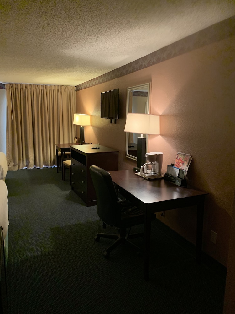 Lincoln Inn Express Hotel and Suites - photo 8