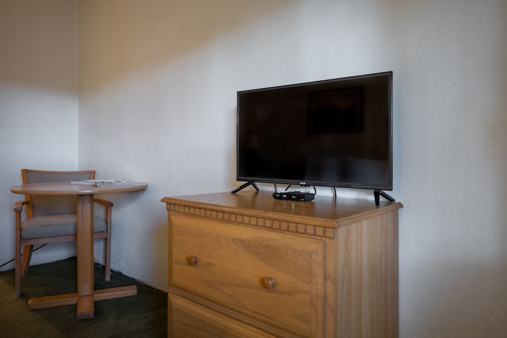 The Junction Hotel and Hostel - photo 12