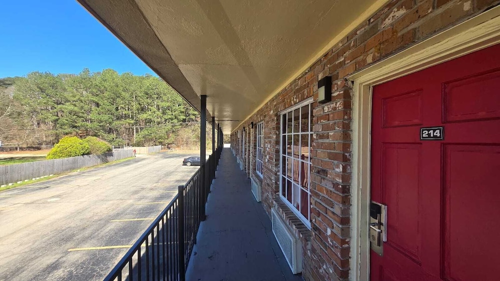 Jeffersonian Motor Inn - photo 20