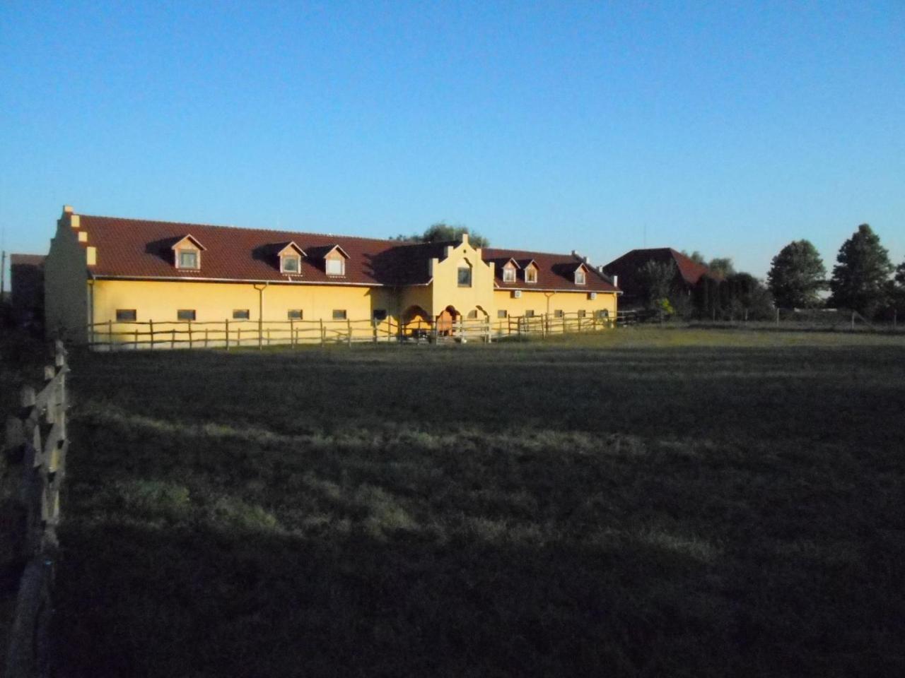 Torony Lovarda Maganszallas — hotel in Kiskunfelegyhaza
