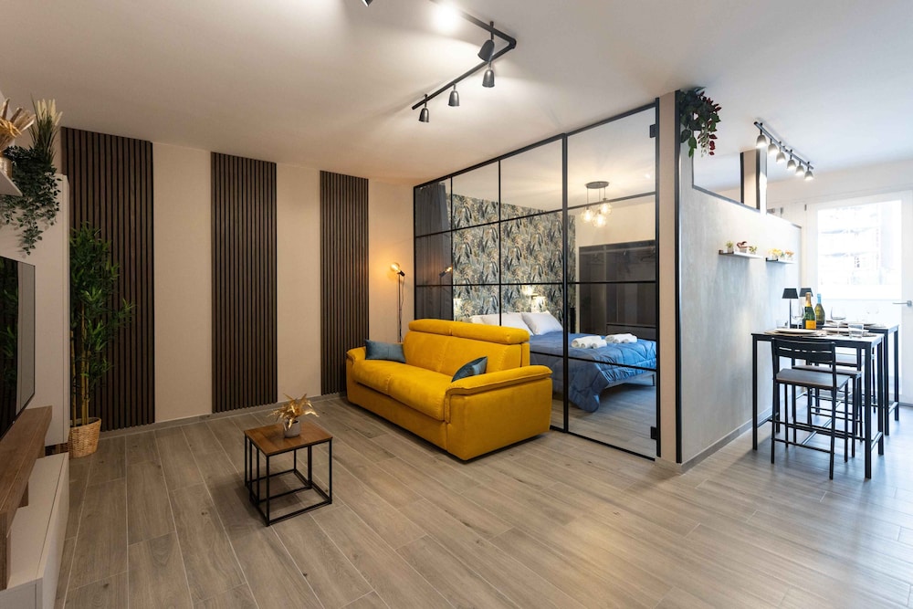 Urban Chic Luxury Suite Apartments — 4-Star Luxury Hotel in Rome, Italy