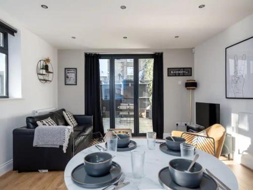 Modern and Bright Home Minutes From Central London Pass the Keys — 4-Star Luxury Hotel in London, United Kingdom