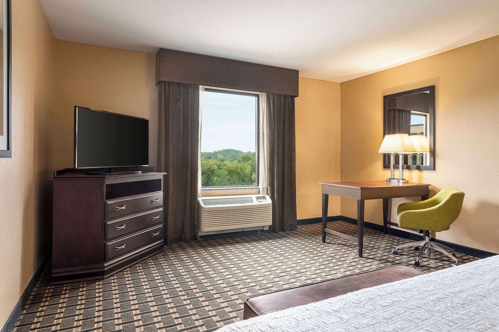 Hampton Inn and Suites Pine Bluff - photo 11