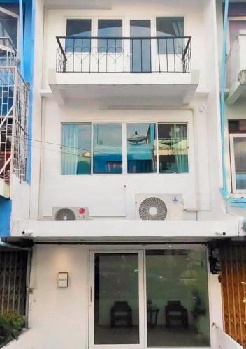 Nitichai Place Private Sukhumvit Townhome 8PAX — 4-Star Luxury Hotel in Bangkok, Thailand