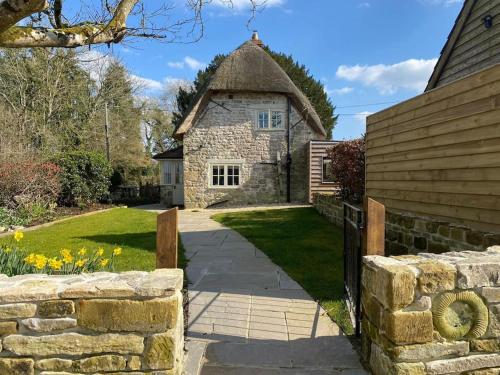 Luxury Interior Designed Retreat w Tennis Court in Salisbury, United Kingdom