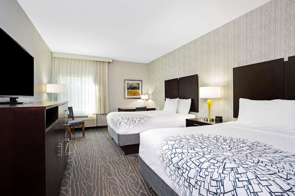 La Quinta Inn & Suites by Wyndham Palestine - photo 15