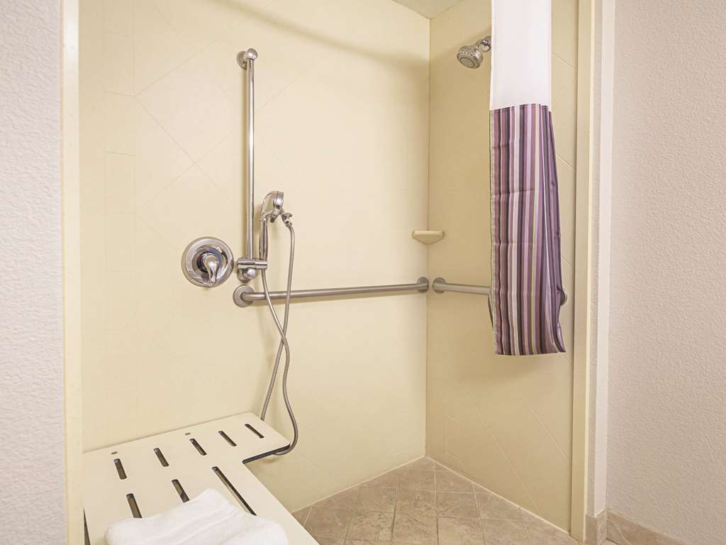 La Quinta Inn & Suites by Wyndham Fresno Northwest - photo 27