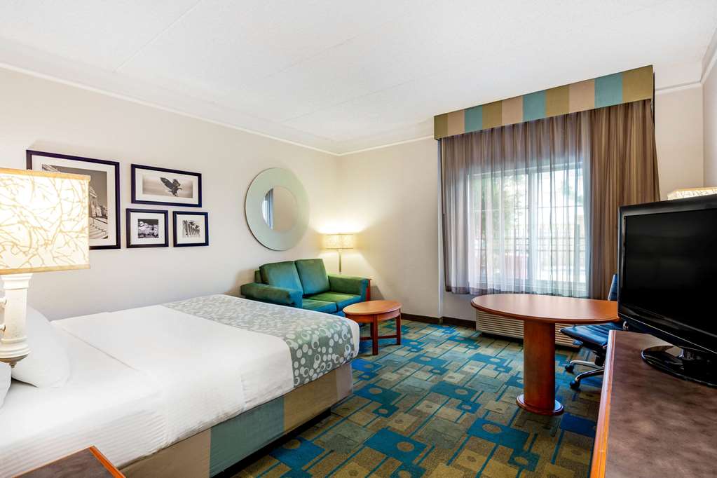 La Quinta Inn & Suites by Wyndham Fremont Silicon Valley - photo 10