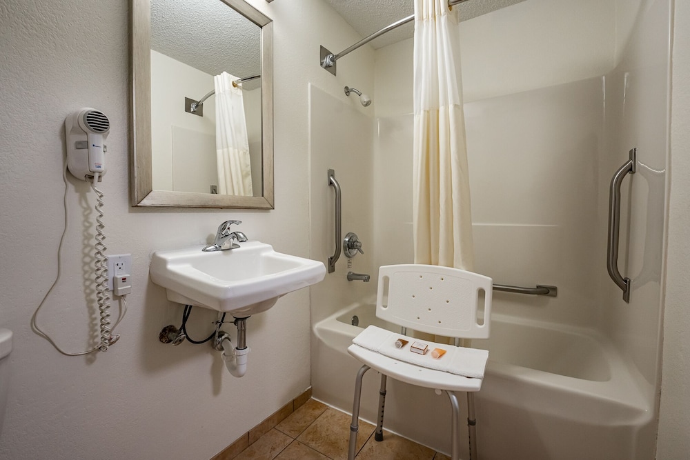 Christopher Inn and Suites - photo 34