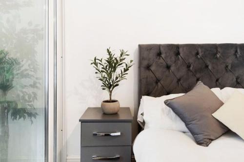 Parkside Haven Modern 2 Bed Flat with Ensuites Free Parking & Self Check In — 4-Star Luxury Hotel in Wembley, United Kingdom