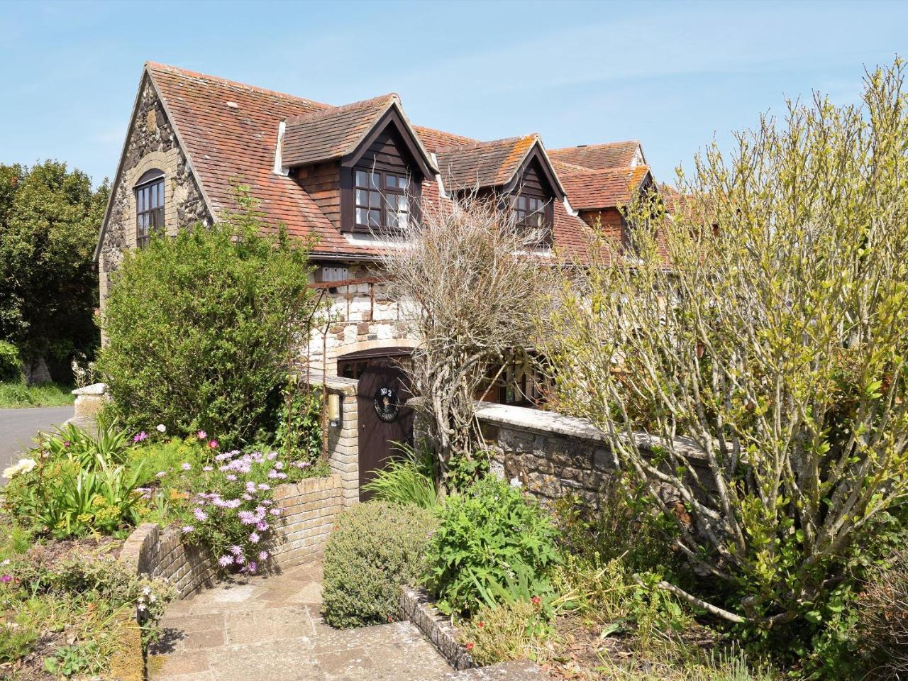 The Granary - carbon neutral hotel in Brighstone