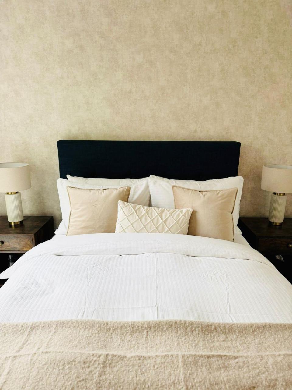 Spacious Maidstone 2Bed 2Bath Parking & Balcony Perfect for Family & Contractors — 4-Star Luxury Hotel in Maidstone, United Kingdom