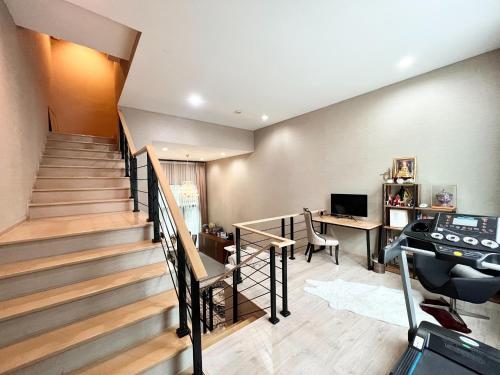 Free pick up and Stunning Luxury Family Home 2B2B
