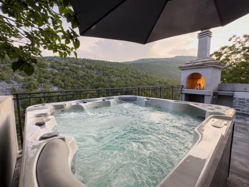 Holiday Home Vrkic with Hot Tub — 4-Star Luxury Hotel in Omis, Croatia