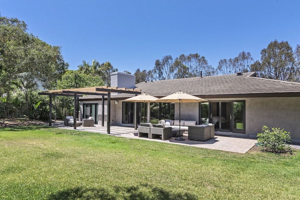 Modern Serenity Luxury with Expansive Backyard in Santa Barbara, United States