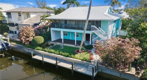Green Turtle Boathouse HOT TUB view of the canal in Naples, United States