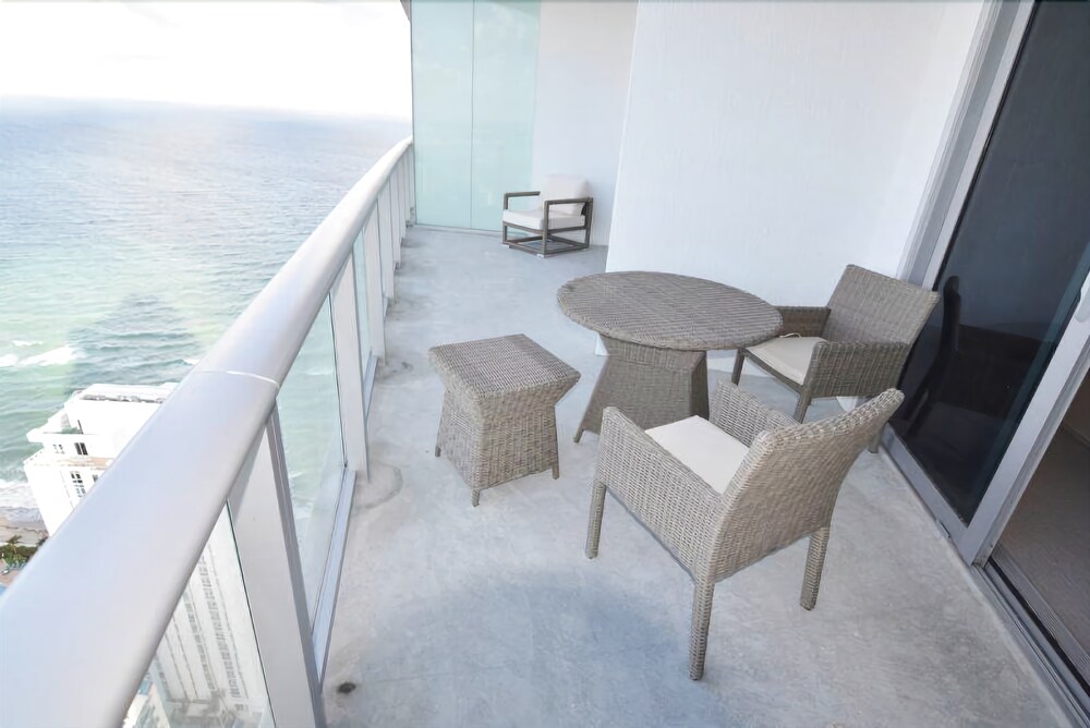 Ocean And Bay Views 1 Bed 1 Bath @ Hyde Resort - photo 18