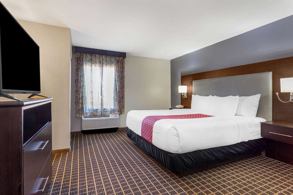 La Quinta Inn & Suites by Wyndham Rockford - photo 22