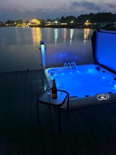 Lakeside Holiday Home with Hot Tub — 4-Star Luxury Hotel in Lincoln, United Kingdom