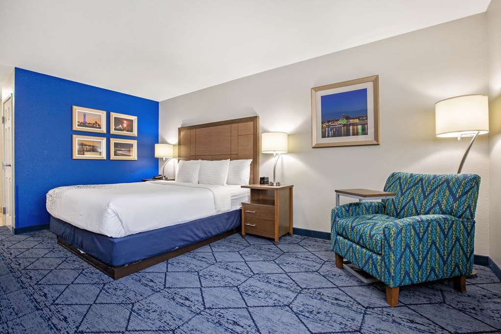 La Quinta Inn & Suites by Wyndham NE Long Beach Cypress - photo 23