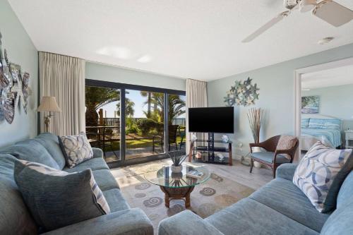Commodore 107 1st Floor Walk Out to the Beach from Your Patio by RedAw — hotel in Lower Grand Lagoon