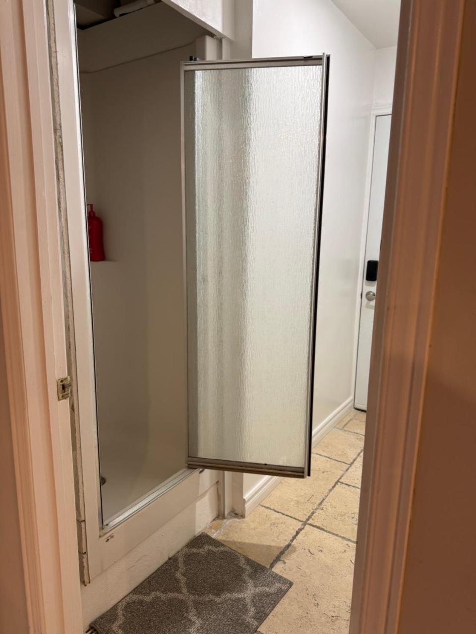 Large private room - carbon neutral hotel in Mississauga
