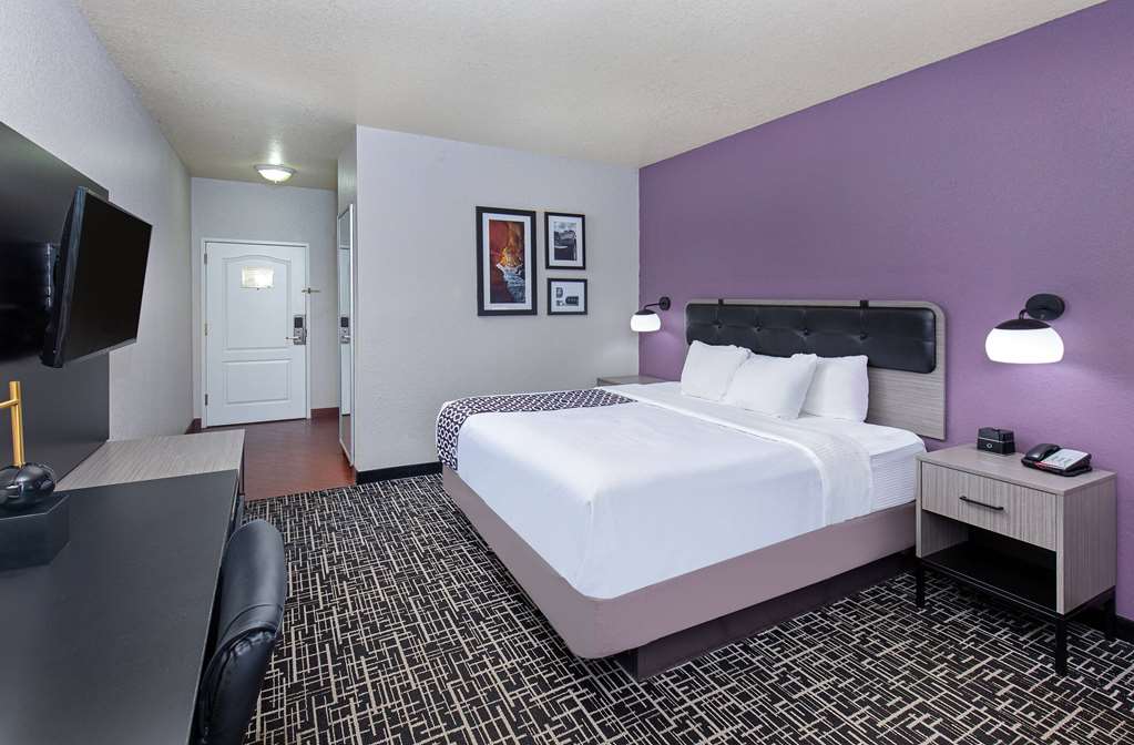 La Quinta Inn & Suites by Wyndham Bowling Green - photo 40