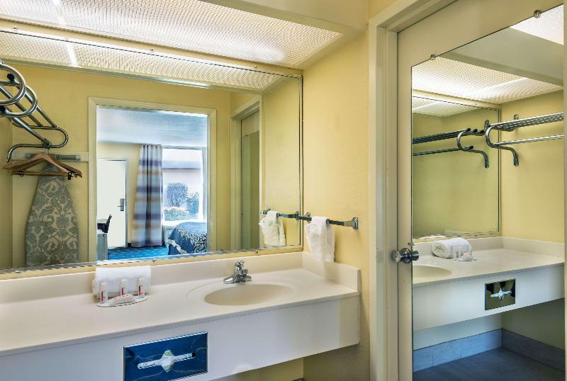 Days Inn by Wyndham South Hill - photo 3