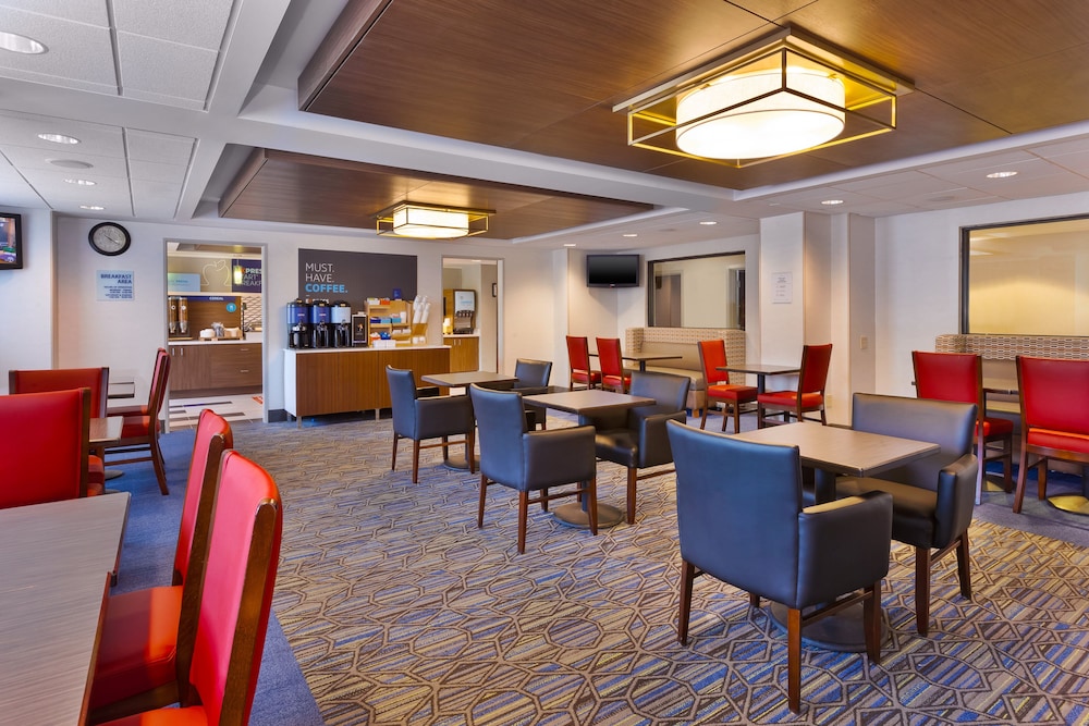 Holiday Inn Express Waldorf by IHG - photo 32