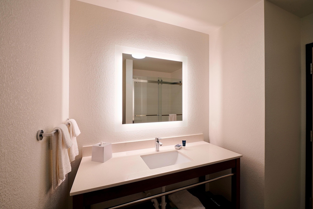 Four Points by Sheraton Cleveland Eastlake - photo 18
