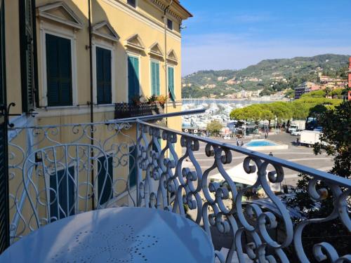 Magnolia Apartment Historic Elegant Seaview 2 Aircondo BDR 2BTH pedestrian area Free Private Garage 200 mt far — 4-Star Luxury Hotel in Lerici, Italy
