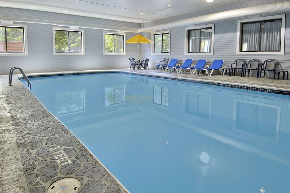 Super 8 by Wyndham Bridgeview of Mackinaw City - photo 40